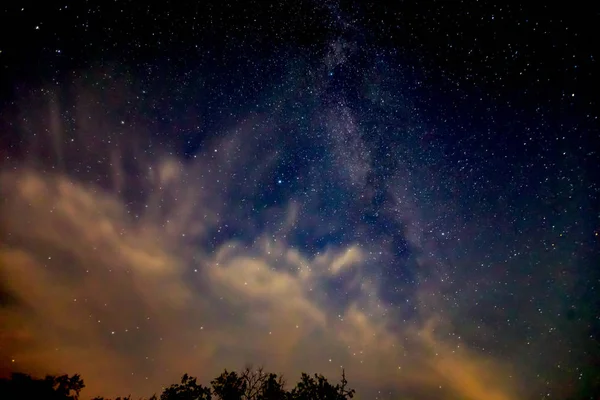 Brillo de las estrellas de la noche en el cielo — Foto de Stock