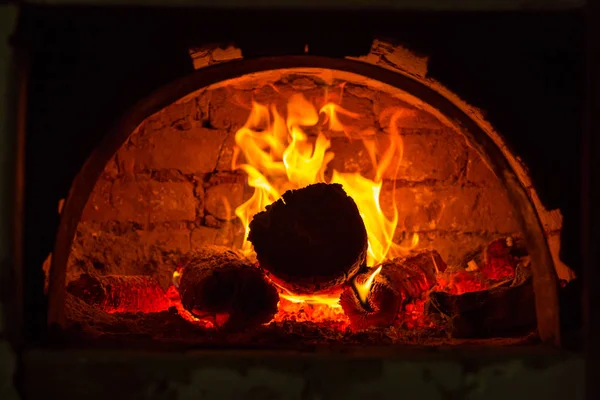 Llama de fuego en el horno — Foto de Stock