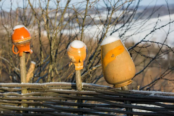 Brocca di argilla su recinzione di legno — Foto Stock