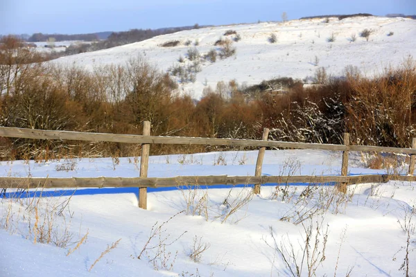 Dřevěný plot na zimní louka — Stock fotografie