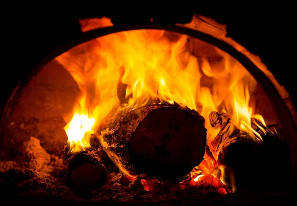 Branden lods in oven — Stockfoto
