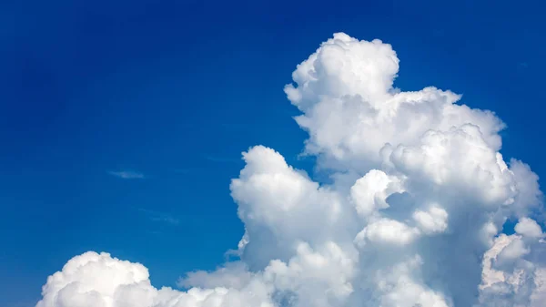 Bonitas nubes en el cielo — Foto de Stock