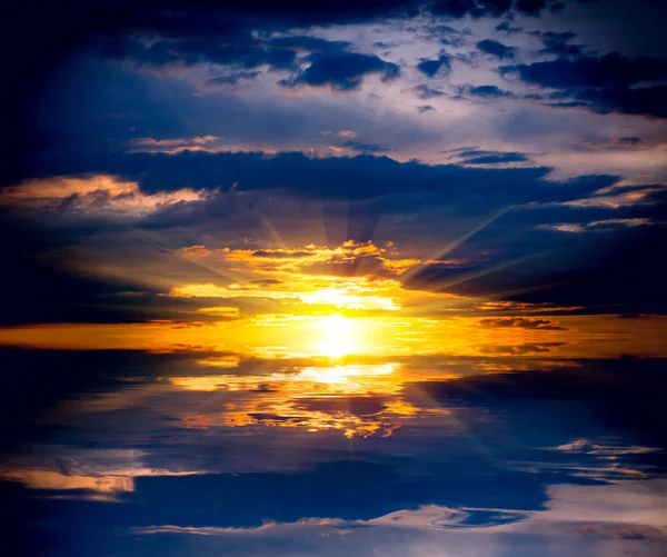 Zonsondergang over wateroppervlak — Stockfoto