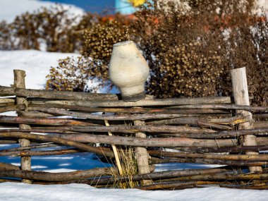 Kil sürahisi üzerine ahşap çit