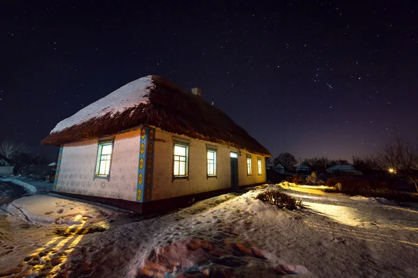Gece çekimi eski ev ile — Stok fotoğraf
