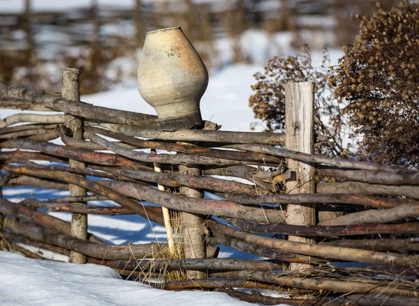 Kil sürahi kışın ahşap çit üzerinde — Stok fotoğraf