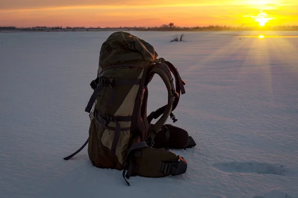 Рюкзак на снігу — стокове фото