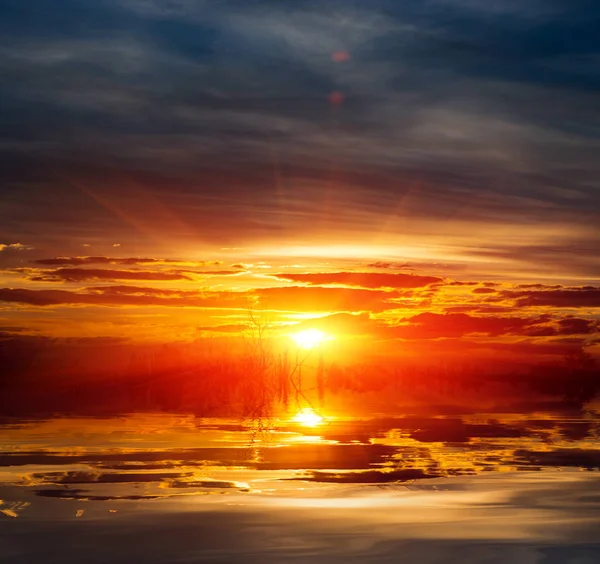 Bel tramonto sul lago — Foto Stock