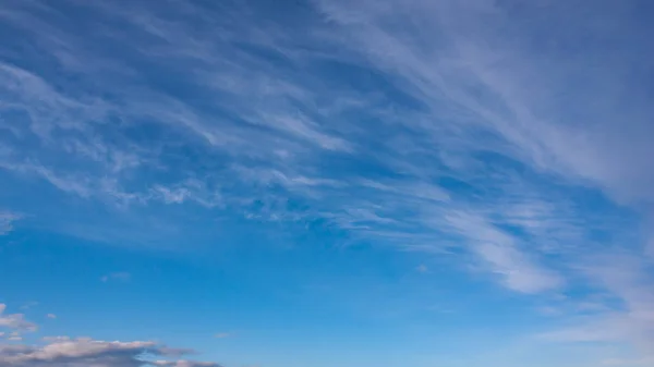 Пейзаж с легкими облаками — стоковое фото