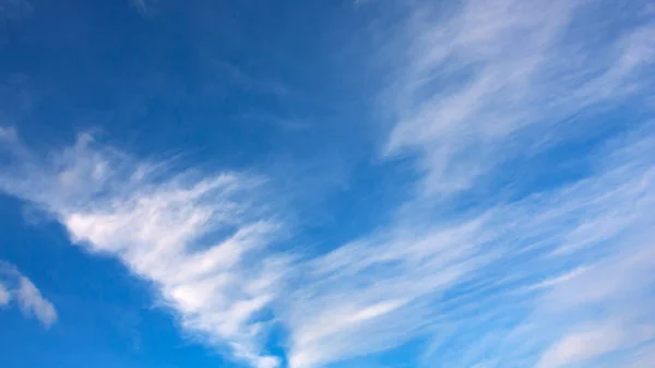 Lätta moln på blå himmel — Stockfoto