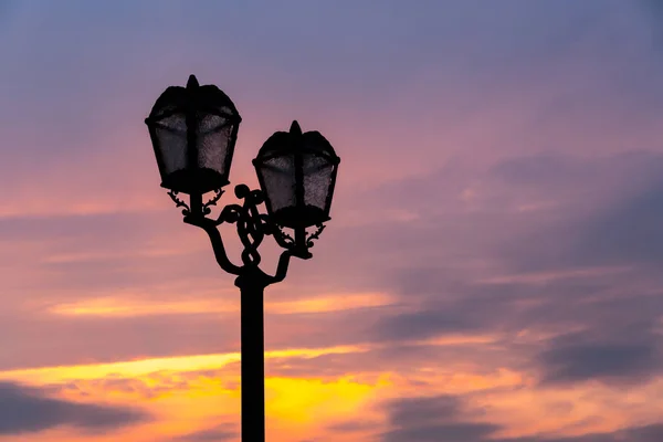 A háttérégbolt este utcai lámpa — Stock Fotó