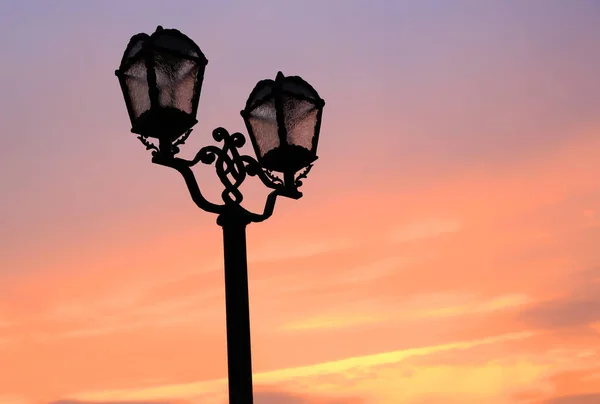 Oude stijl lantaarnpalen op zonsondergang hemel achtergrond — Stockfoto