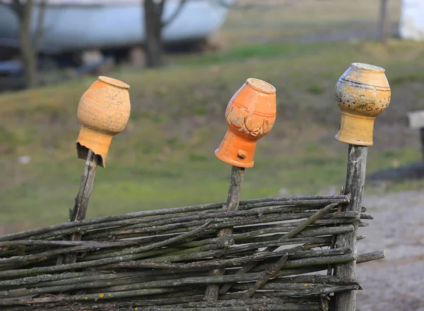 Hliněných džbánů na plot — Stock fotografie