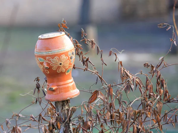 Tonkrug auf Holzzaun — Stockfoto