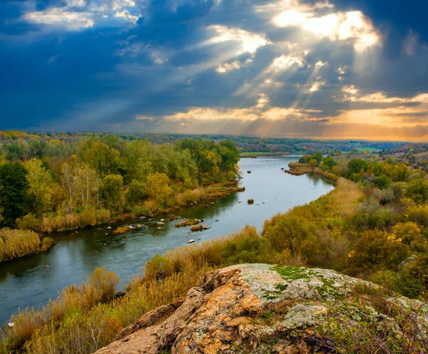 Puesta de sol sobre el río — Foto de Stock