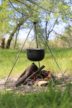 ormandaki ateşte turist su ısıtıcısı