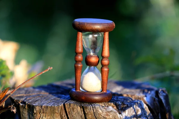 Reloj de arena sobre madera —  Fotos de Stock