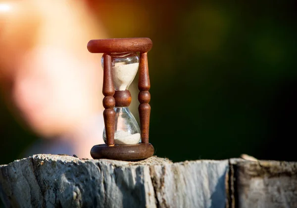 Пісочний годинник на дерев'яному пні — стокове фото