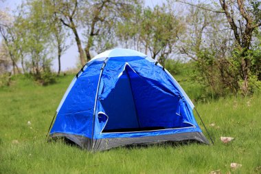 yeşil çayır üzerinde turist çadır