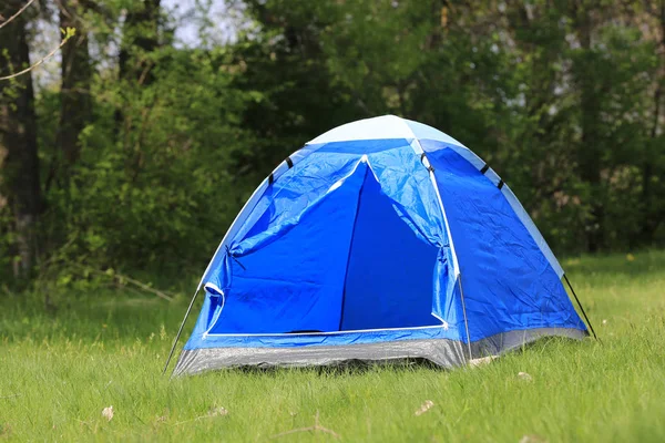 Tourist tent in forest — Stock Photo, Image