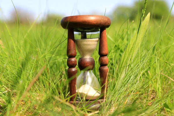 Пісочний годинник в траві — стокове фото