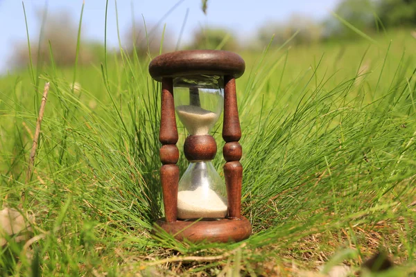 Viejo reloj de arena en la hierba — Foto de Stock