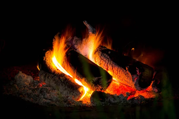 Burning wood in darkness — Stock Photo, Image