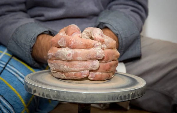 Mani di uomo vasaio — Foto Stock