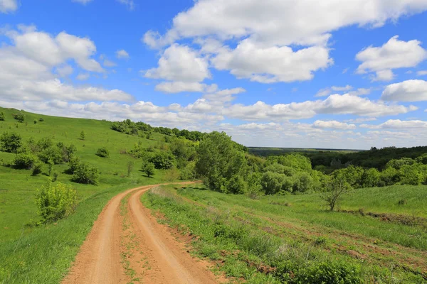 Rut road på hill's sluttning — Stockfoto