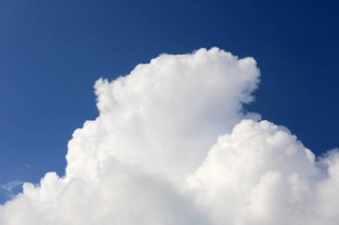 Mavi gökyüzünde beyaz bulutlar