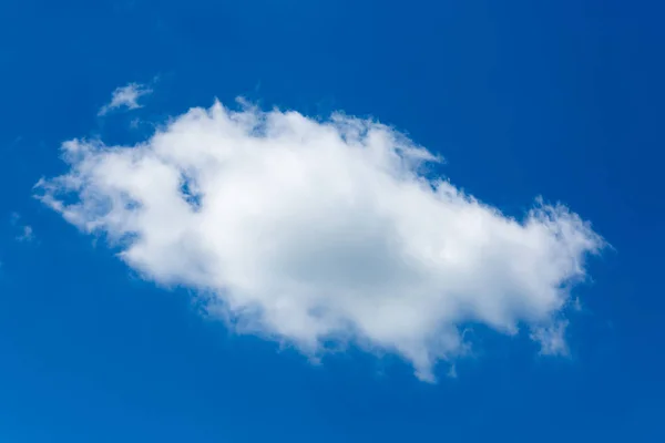 Облачность в летнем небе — стоковое фото