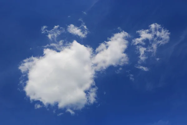 Trevlig moln i blå himmel — Stockfoto