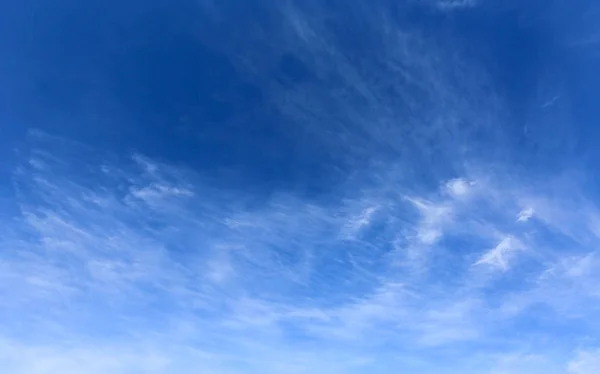 Mraky v letní modré obloze — Stock fotografie