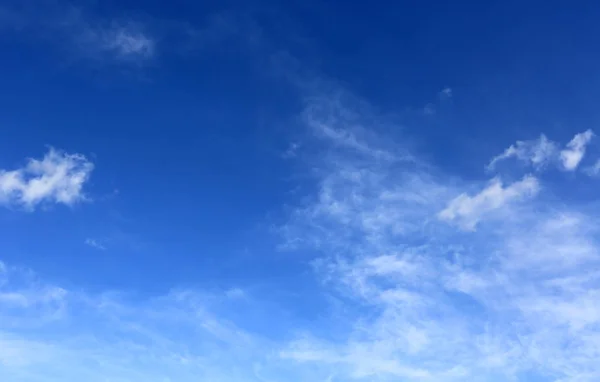 Sommerhimmel mit Wolken — Stockfoto