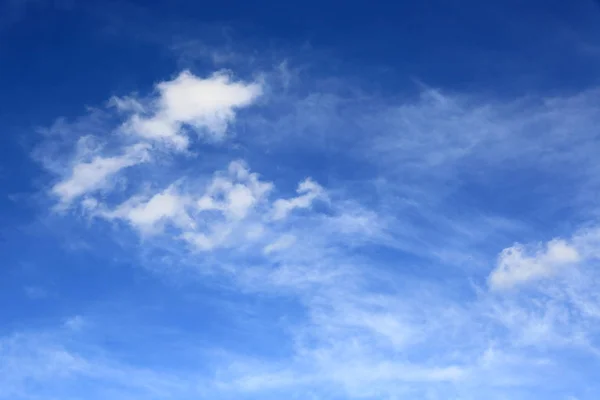 Kijk in de wolken in de hemel — Stockfoto