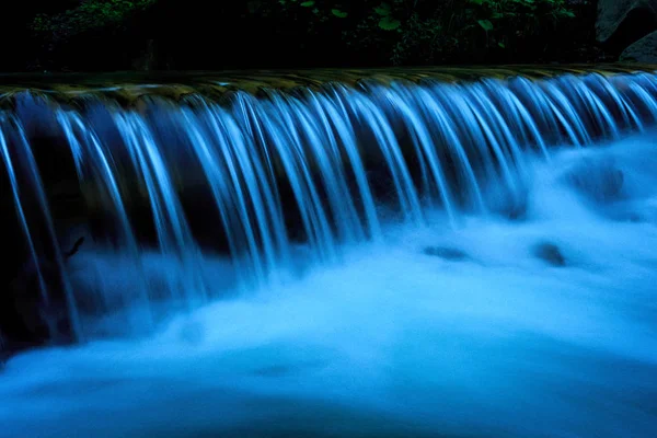 Маленький синій водоспад — стокове фото