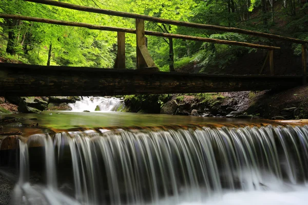 Puente y cascada — Foto de Stock