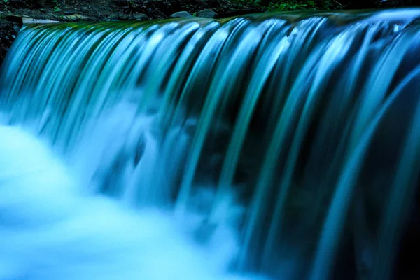 Caduta di catrame sul fiume — Foto Stock