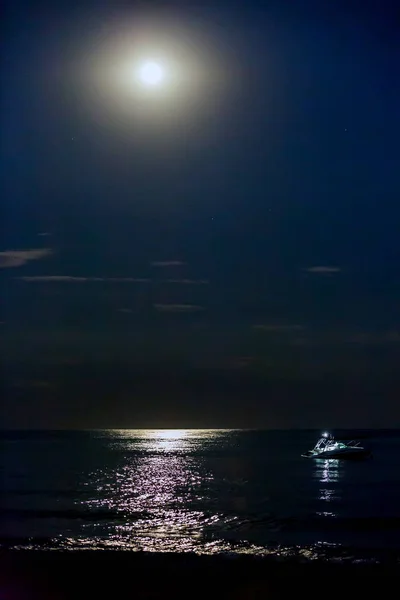 Luna sobre el mar —  Fotos de Stock