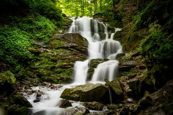 Vattenfall i skogen — Stockfoto