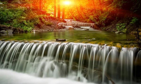 Pôr do sol sobre a cachoeira — Fotografia de Stock