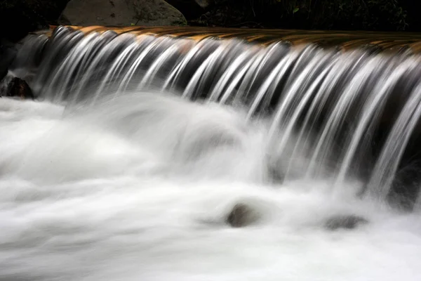 Vattenfall på mountain brook — Stockfoto