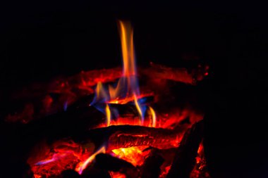 Karanlığın içinde sıcak köz