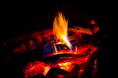 köz karanlıkta ateşle