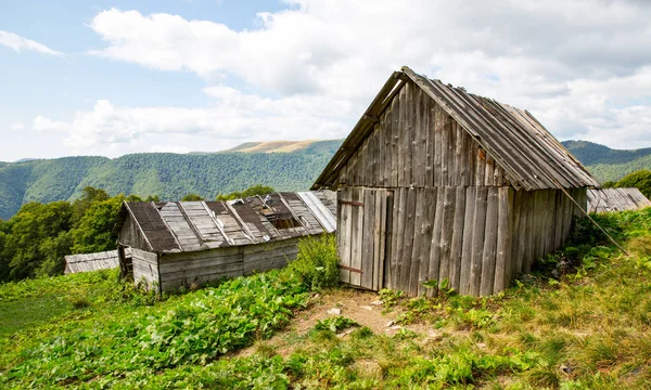 Gamla trähus på ängen i bergen — Stockfoto