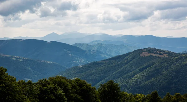 Bela paisagem montanhosa em Carpahtians — Fotografia de Stock