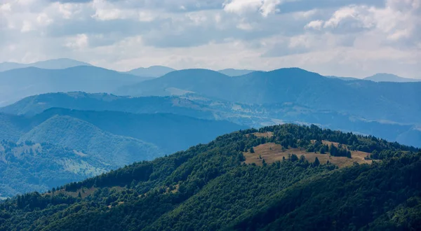 Pochmurny widok w Karpatach — Zdjęcie stockowe