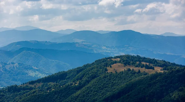 Vista nublada en Cárpatos —  Fotos de Stock