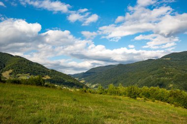 dağ çayır gökyüzünde bulutlar altında