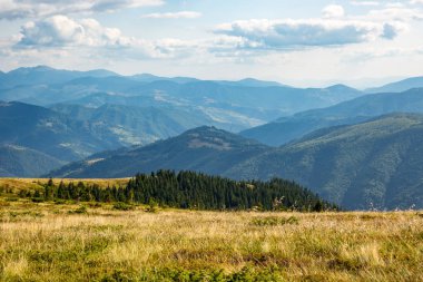 Dağlar vadi üzerinde güzel görünüm